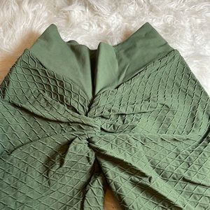 Scrunch butt olive green army green print leggings